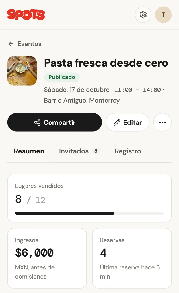 Panel de Spots del evento: 8 de 12 lugares vendidos, $6,000 de ingresos y las últimas reservas con nombre, lugares y monto